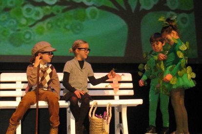 Un total de 785 niños y jóvenes de 21 centros educativos de la comarca del Baix Penedès han participado en la 38ª edición del Festival de Teatro Infantil y Juvenil del Baix Penedès. Durante los días del festival se han representado hasta 31 obras en el Teatro Municipal Àngel Guimerà del Vendrell.