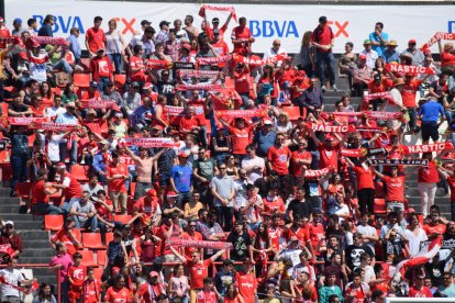 Una hora antes de empezar el partido, las inmediaciones del Nuevo Estadio estaban llenas de aficionados del Nàstic.