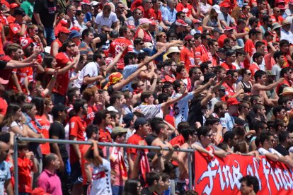 Una hora abans de començar el partit, les immediacions del Nou Estadi estaven plenes d'aficionats del Nàstic.