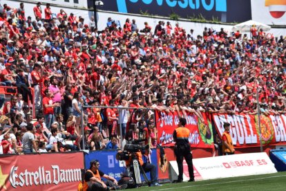 Una hora abans de començar el partit, les immediacions del Nou Estadi estaven plenes d'aficionats del Nàstic.