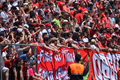 Una hora abans de començar el partit, les immediacions del Nou Estadi estaven plenes d'aficionats del Nàstic.