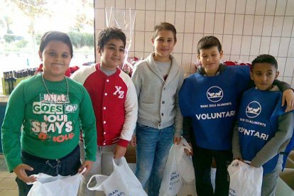 Els alumnes de l'escola Rosa Sensat de Reus han fet de vountaris al Gran Recapte d'Aliments d'aquest divendres.