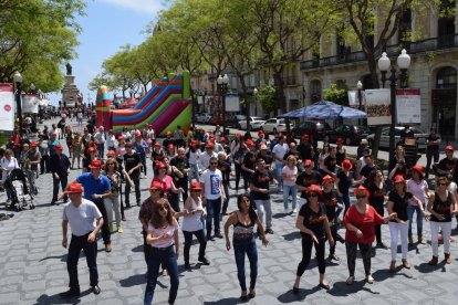 Durant tota la jornada, el primer tram de la Rambla Nova de Tarragona ha acollit centenars de tarragonins. Entre els atractius hi havia inflables pels més petits, actuacions de ball amb Sinhus Sport i Salsa Buru i música en directe a càrrec del cantautor Fito Luri.

L'espai estava presidit per una gran copa de vermut a dalt de l'escenari que ha captivat la mirada de tots els assistents, que portaven el barret vermell i el vermut i les patates a la mà. Durant una estona, la commemorada Tarragona Ràdio ha connectat en directe des del lloc. Un cop més, Tarragona ha demostrat la seva solidaritat.