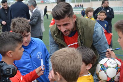 El Gimnàstic de Tarragona SAD segueix visitant les poblacions adherides al projecte 'Junts Província BBVA CX', en aquest cas, el desplaçament ha estat al municipi d'Els Pallaresos. Deu jugadors de la plantilla grana han compartit una estona amb els nens i nenes del CE Pallaresos, el CF Base Pallaresos i la UE Pallaresos.

En aquesta cinquena sortida, els capitans Marcos Jiménez De la Espada i Xavi Molina, Ferran Giner, Rayco, Aníbal Zurdo, Daisuke Suzuki, Juan Muñiz, Cristian Lobato, Jordi Calavera i Carlos García han signat nombrosos autògrafs i s'han fotografiat amb la canalla dels tres equips locals. Com ja s'ha fet alss altres municipis visitats anteriorment, els futbolistes han donat les samarretes exclusives d'aquesta acció social entre el jovent present al Municipal de Els Pallaresos.