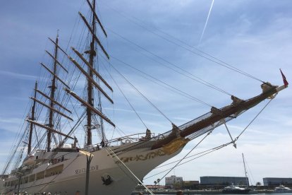 El crucero Sea Cloud II, de la compañía Sea Cloud Cruises, ha atracado este viernes, en torno a las 13 horas procedente de Palma de Mallorca, en las instalaciones de Port Tarraco. Es el cuarto crucero de esta temporada de las instalaciones, y con una eslora de 117 metros ha llevado al puerto tarraconense a 94 pasajeros, la mayoría de procedencia suiza y alemana.