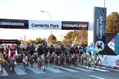 Ciclistas participantes en la Grande Hondo Cambrils Park.