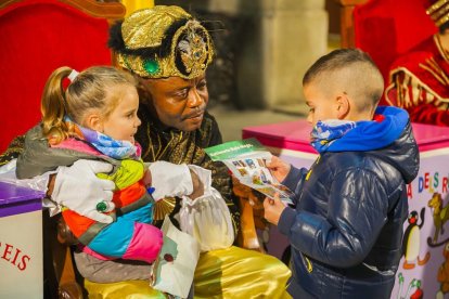 Els patges van recollir les llistes amb els desitjos dels infants a l'Ajuntament