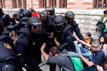 Càrregues policials realitzades per la Policía Nacional a la plaça Imperial Tàrraco després d'intervenir a l'InstTarragona.