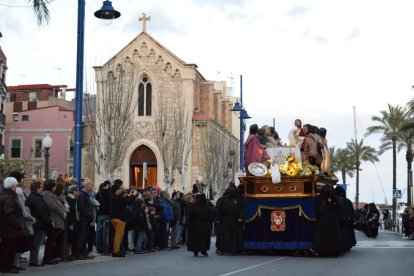 Imágenes del viacrucis procesional del Gremio de Marejants, en el Serrallo.