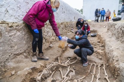 Los cuerpos serán trasladados a la UAB para hacer un estudio antropológico y extraer muestras de ADN