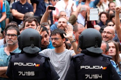 Càrregues policials realitzades per la Policía Nacional a la plaça Imperial Tàrraco després d'intervenir a l'InstTarragona.