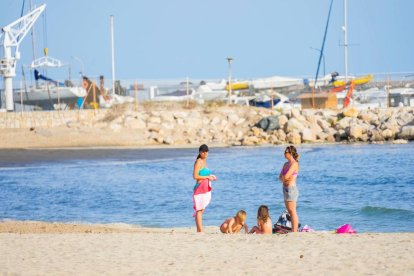 Un bon grapat de persones s'han saltat la prohibició de bany i de prendre el sol a les platges d'arreu del país aquesta tarda a la platja de Ponent de Salou.