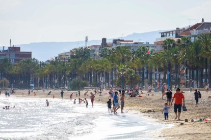 Un bon grapat de persones s'han saltat la prohibició de bany i de prendre el sol a les platges d'arreu del país aquesta tarda a la platja de Ponent de Salou.