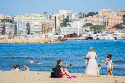 Un bon grapat de persones s'han saltat la prohibició de bany i de prendre el sol a les platges d'arreu del país aquesta tarda a la platja de Ponent de Salou.