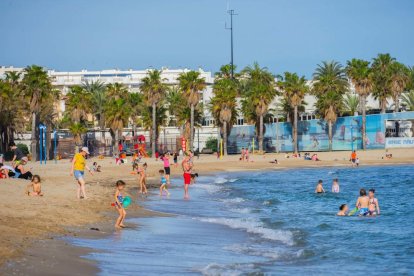 Un buen puñado de personas se han saltado la prohibición de baño y de tomar lo suele en las playas de todo el país esta tarde en la playa de Ponent de Salou.