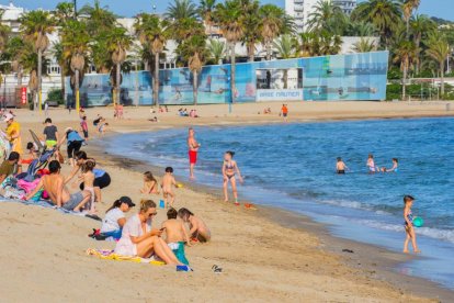 Un buen puñado de personas se han saltado la prohibición de baño y de tomar lo suele en las playas de todo el país esta tarde en la playa de Ponent de Salou.