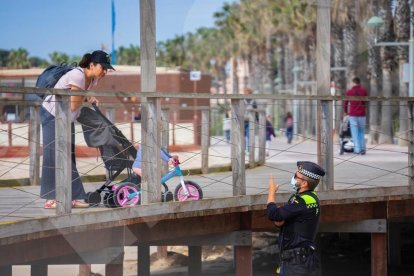 Els menors, acompanyats dels pares, han tornat a sortir en el primer pas del desconfinament