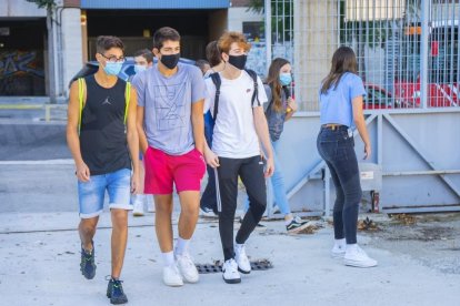 Primer dia de curs al'Institut Martí Franqués de Tarragona amb les mesures de seguretat sanitària obligades per la pandèmica del coronavirus