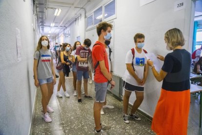 Primer dia de curs al'Institut Martí Franqués de Tarragona amb les mesures de seguretat sanitària obligades per la pandèmica del coronavirus