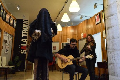 La Sala Trono de Tarragona se ha despedido del público más fiel con un entierro que ha acabado con un vermú.