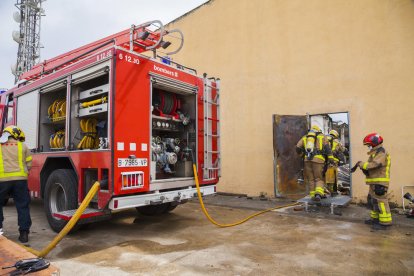 Quatre dotacions dels Bombers continuen fent inspecció de la nau on es va produir l'incendi aquest diumenge