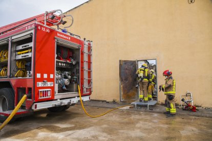 Quatre dotacions dels Bombers continuen fent inspecció de la nau on es va produir l'incendi aquest diumenge