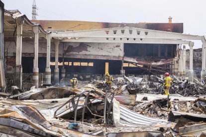 Quatre dotacions dels Bombers continuen fent inspecció de la nau on es va produir l'incendi aquest diumenge