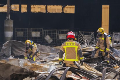 Quatre dotacions dels Bombers continuen fent inspecció de la nau on es va produir l'incendi aquest diumenge