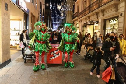 Tions, pesebres y turrones se ofrecen en el Mercat con circuitos de acceso y aforo al 30%