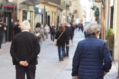 Els establiments comercials i els d'hostaleria de Reus han començat a recuperar una certa normalitat amb l'entrada a la FAse 1 de la desescalada de les mesures de confinament per l'alerta sanitària de la Covid-19.