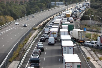 Retenciones al AP-7 a la altura del Polígono Francolí de Tarragona.