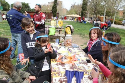 Grandes y pequeños han comido el chocolate.