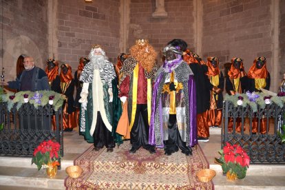 Melchor, Gaspar y Baltasar llegaron a Prades la noche del día 5 y en la iglesia se dirigieron a todos los niños de la villa. Posteriormente repartieron los regalos a todos los niños en el centro cívico.