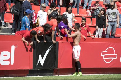 Más de 8.000 espectadores han presenciado el partido en el Nuevo Estadio.