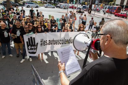 Protesta de les autoescoles de Tarragona per la manca d'examinadors