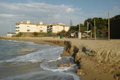 La platja del Francàs es torna a quedar sense sorra