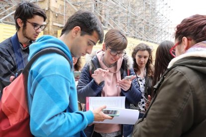 Més de 700 alumnes 'descobreixen' la ciutat jugant amb la tecnologia.