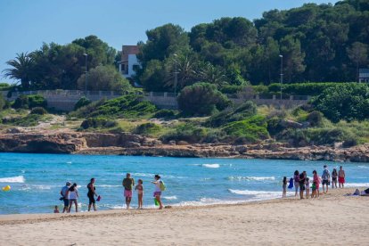 Banyistes a la platja de l'Arrabassada de Tarragona, 19 de maig de 2020