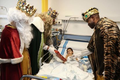 Los Reyes de Oriente visitan a los niños ingresados en el Joan XXIII