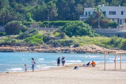 Banyistes a la platja de l'Arrabassada de Tarragona, 19 de maig de 2020