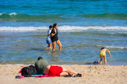 Banyistes a la platja de l'Arrabassada de Tarragona, 19 de maig de 2020