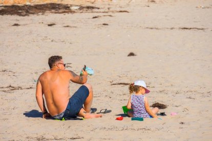 Banyistes a la platja de l'Arrabassada de Tarragona, 19 de maig de 2020