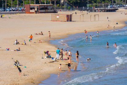 Banyistes a la platja de l'Arrabassada de Tarragona, 19 de maig de 2020