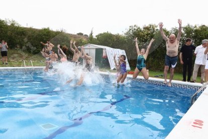 La piscina del Nàstic se convierte en el punto neurálgico de la celebración del 'Mulla't'