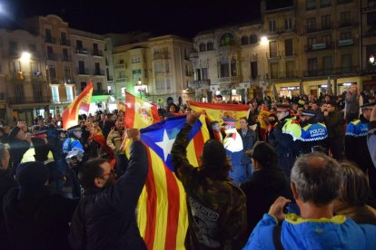 Concentració per la unitat d'Espanya a Reus, que ha coincidit amb un grup d'independentistes.