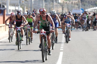 Imatges de la sortida, a la platja del Miracle, de la primera edició del Triatló XTerra a la ciutat.