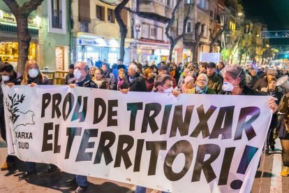 Centenars de persones surten al carrer per denunciar la falta de comunicació i seguretat després de l'explosió a La Canonja