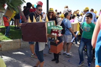 Centenares de personas participan en el estreno de 'Fes-te la festa'