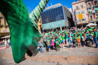 Més d'un miler d'escolars recreen la Víbria de Reus al Mercadal per dir «Hola Sant Pere!». Els infants han preparat una coreografia al so del 'Joan petit quan balla'