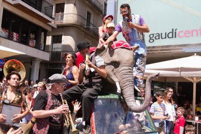 Imatges d'algunes actuacions de la fira Trapezi a Reus.